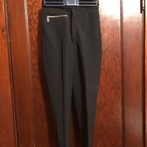 Fitted stirrup ski pants.